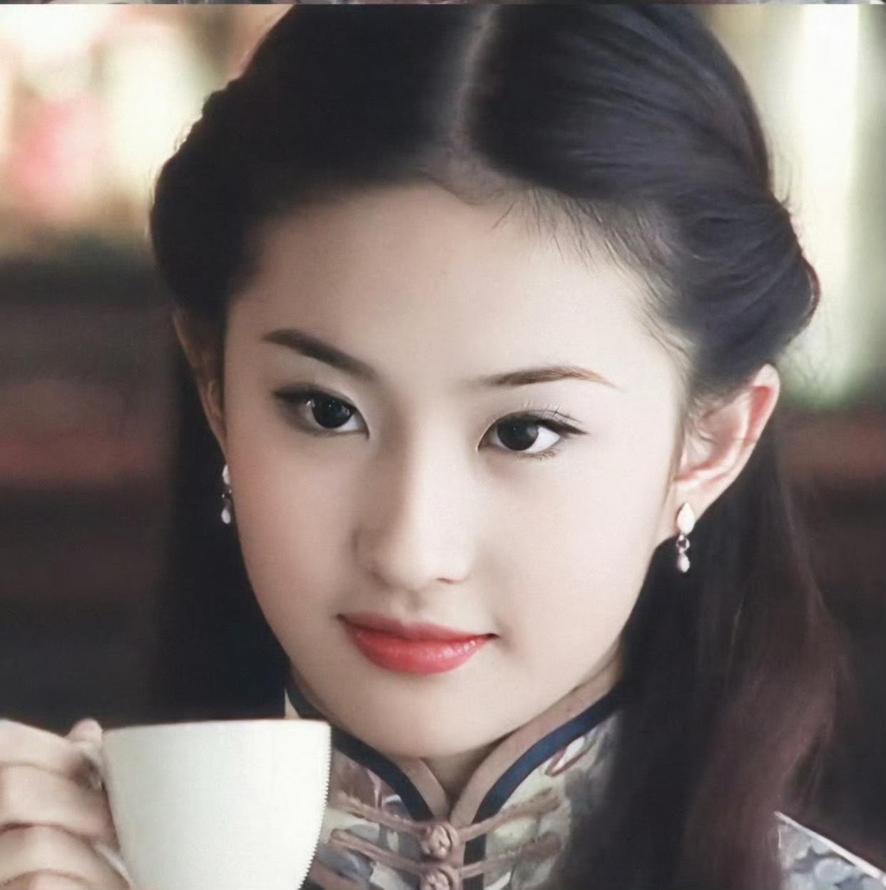 来张有冲击力的刘亦菲，当时才14岁吧，还未成年这如玉的脸庞如画的眉眼，完全