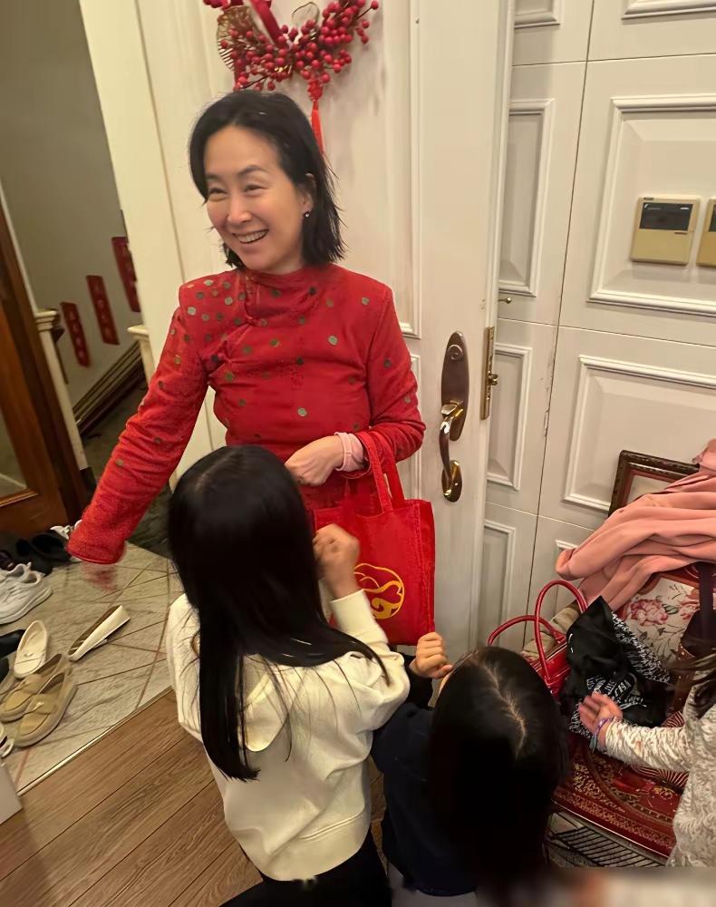 何超琼身家百亿，过年不回豪宅却挤在发小家发红包。有时候，几十年的烟火气，比血缘更