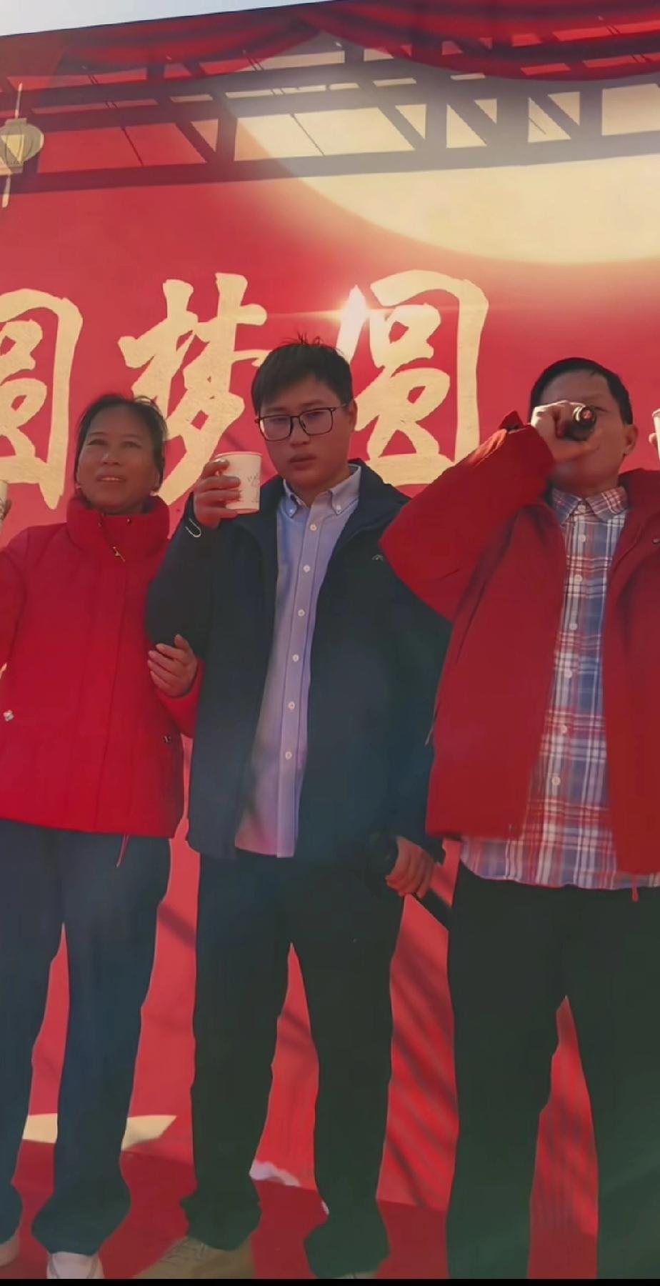 梁志辉粉丝已经有7.5万了，爸爸妈妈的视频也很少有跟儿子的互动，可能爸爸妈妈还非