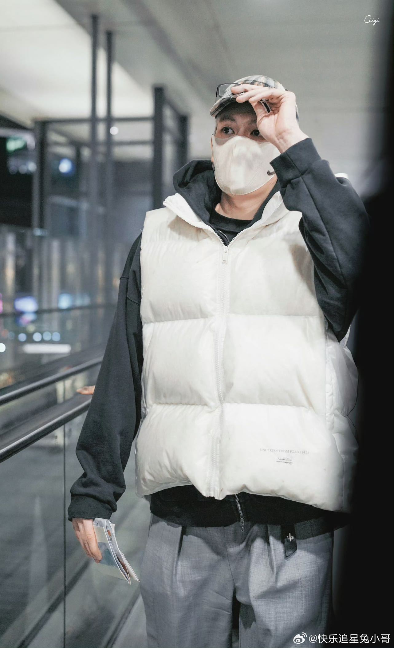 胡先煦上海路透生图这步伐又飒又有范儿，白金发色搭配精致骨相，端正漂亮的眉眼太吸