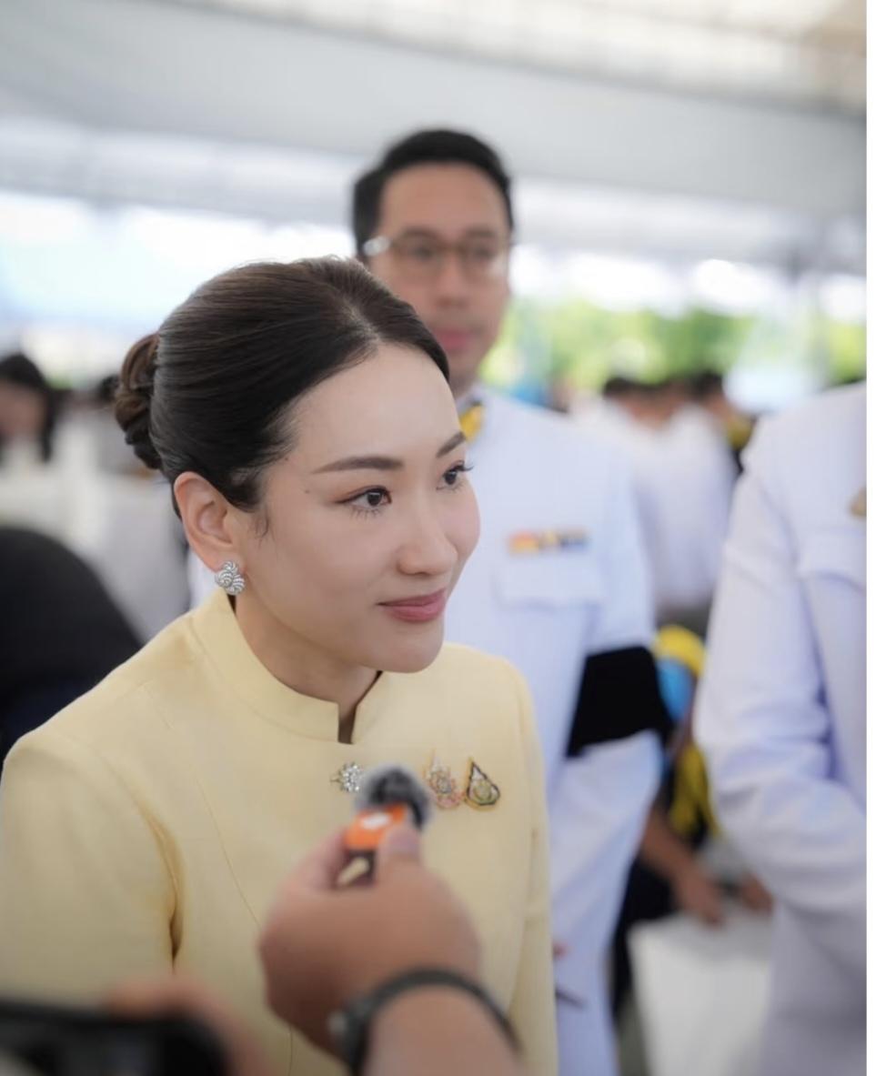 萍通塔厉害，成了西那瓦家族的代言人了，不愧是商业上的女精英啊！6月3日，萍通