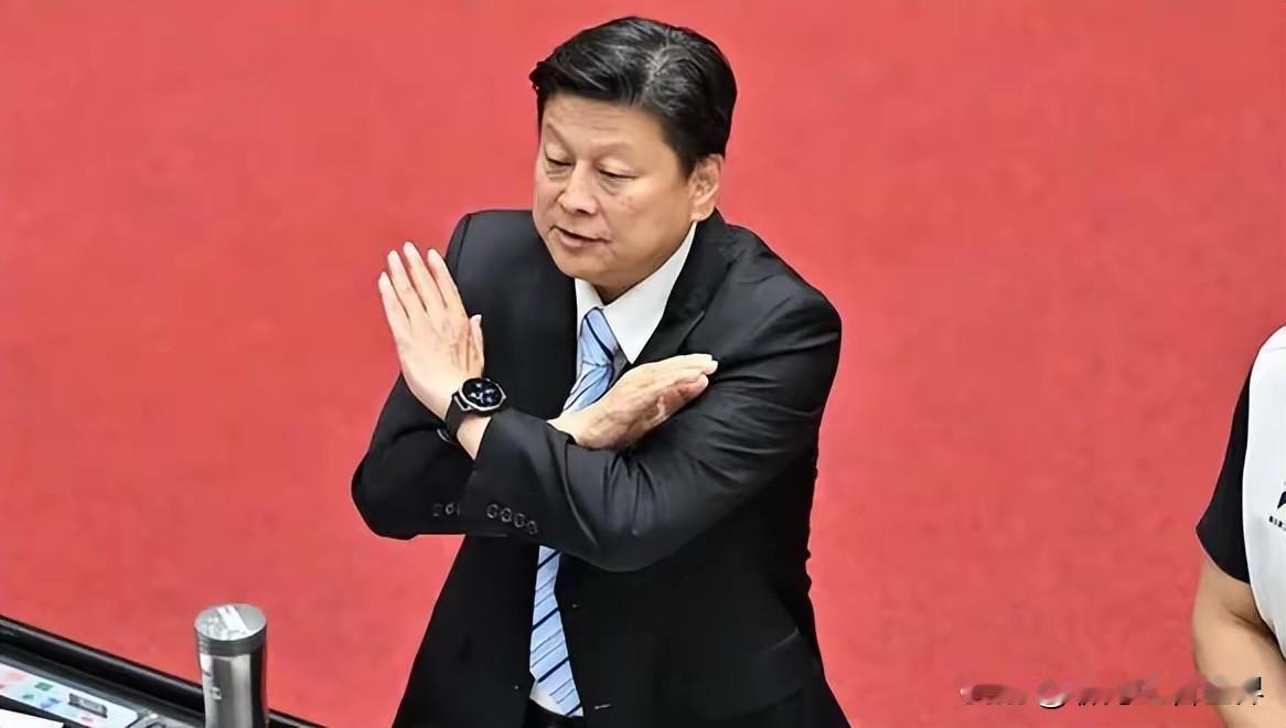 傅崐萁明明已经在蓝营影响力巨大，在花莲为自己所属意的候选人游淑贞站台的时候，有十