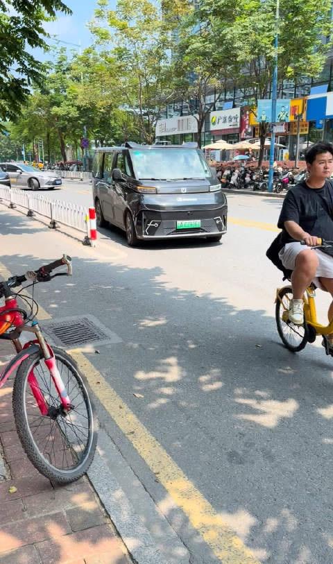 最近公司附近一直有文远知行的无人车溜达，中午好奇试了试打个无人车去吃饭，用的是吉