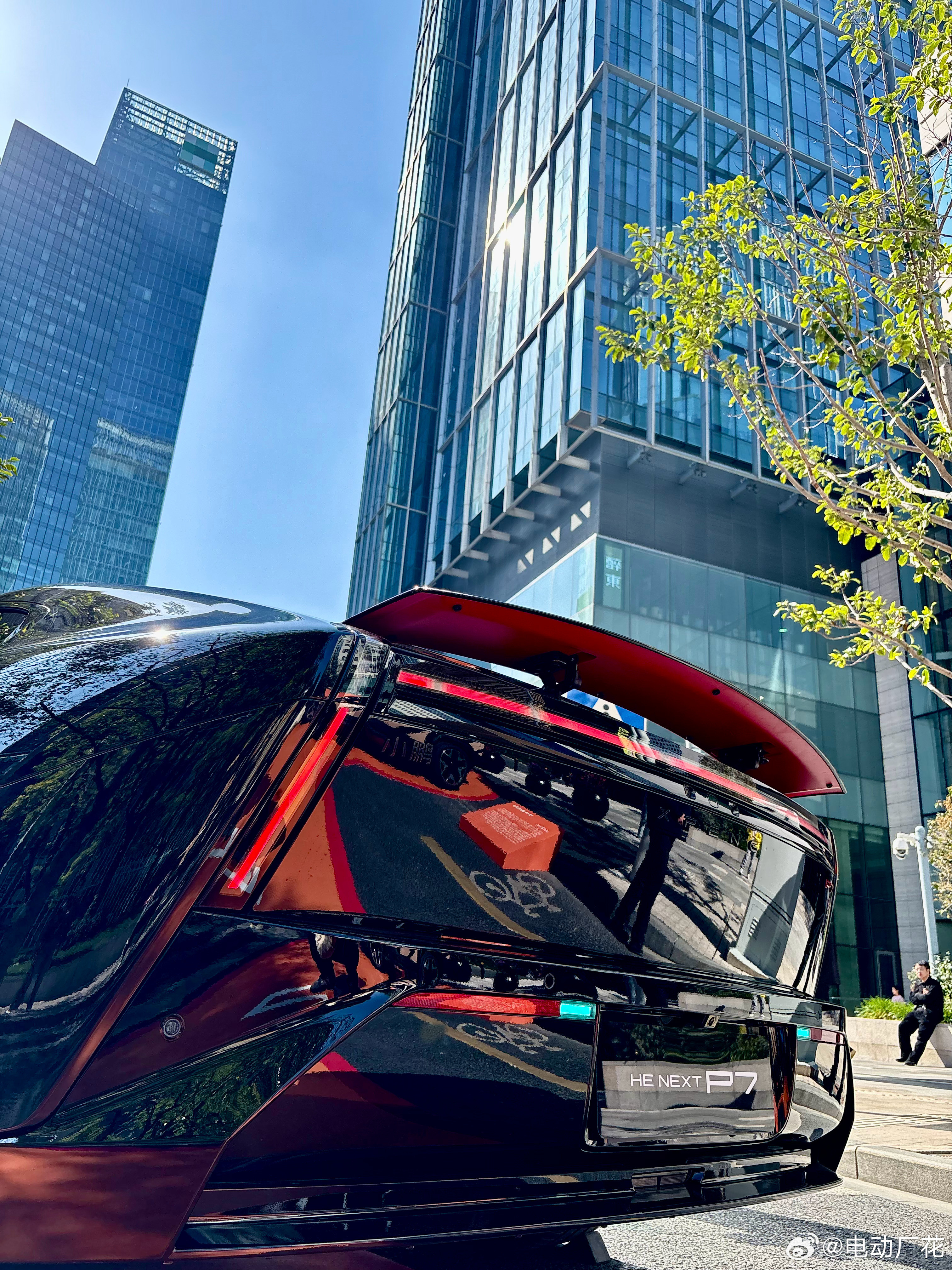 在嘉里中心逛gai偶遇我鹏帅车了！还是P7的俩新配色「星曜红」「暗夜黑」说实话气