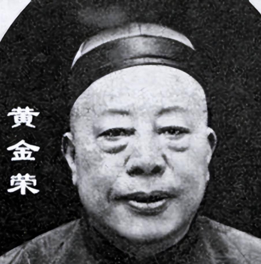 一天深夜，黄金荣的儿媳妇李志清偷偷跑进公公房间，李志清脱掉身上的衣服，小心翼翼的