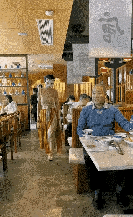 大爷斗胆撩妹，掀开面具那一刻，大爷的心凉了一截，你猜大爷看到了什么？猜，大胆的猜