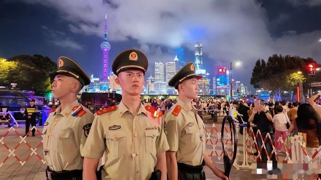 最近网上流传一段画面，看得人火大。上海街头，一名印度男子对着执勤的子弟兵做起了鬼