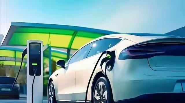 2026年，新能源渗透率冲到了52.9%，每卖出两台新车就有一台是绿牌。但我发现