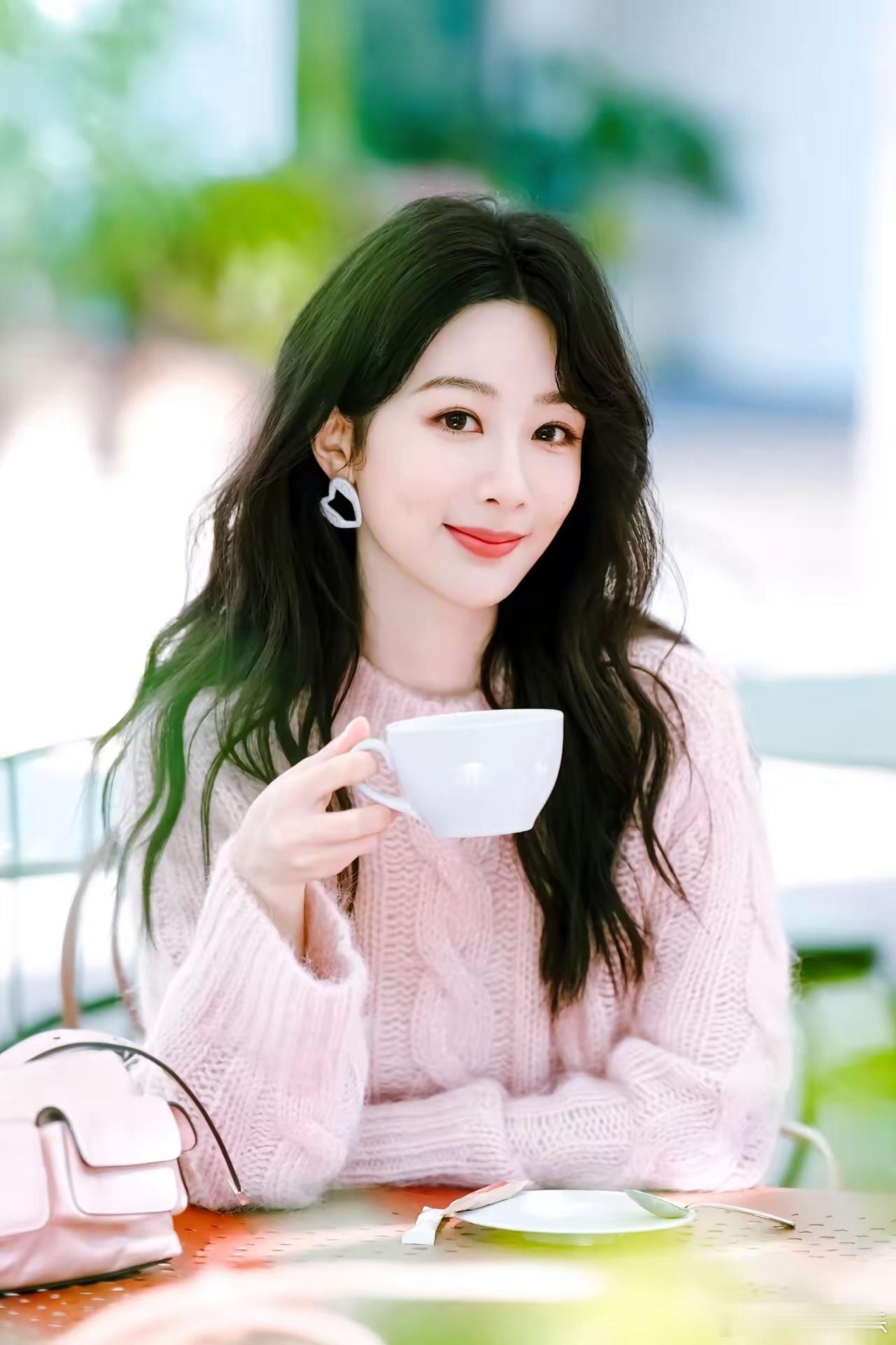 有些女人天生就是享福的命，你就说演员杨紫吧，1992年出生于北京，家中独女，父亲