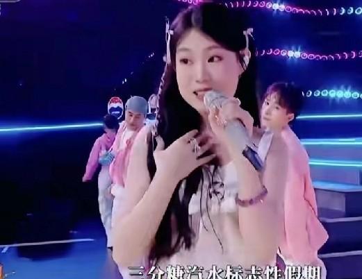 小沈阳的女儿沈佳润在大湾区晚会上，全开麦唱歌，全程声音颤抖，没有垫音，看得出她很