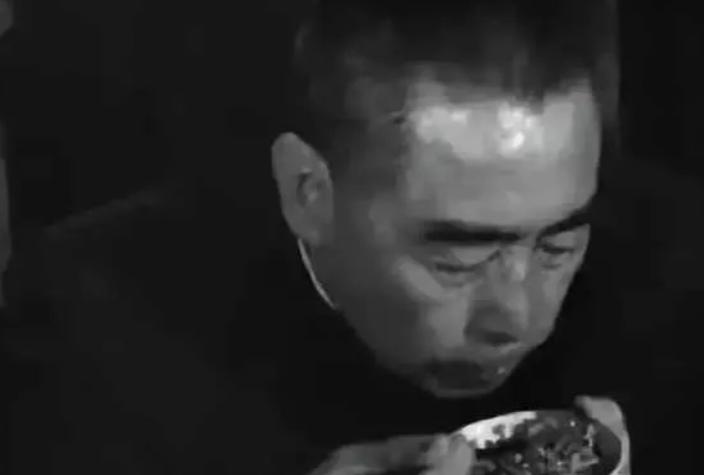 1973年6月9日，周总理低下头含泪扒着碗里的小米饭。越南代表团成员握着银质