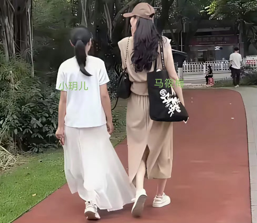 马筱梅和小玥儿走在路上，被人偶遇。看她们相处挺自然融洽的，还看到小玥儿已经把及腰
