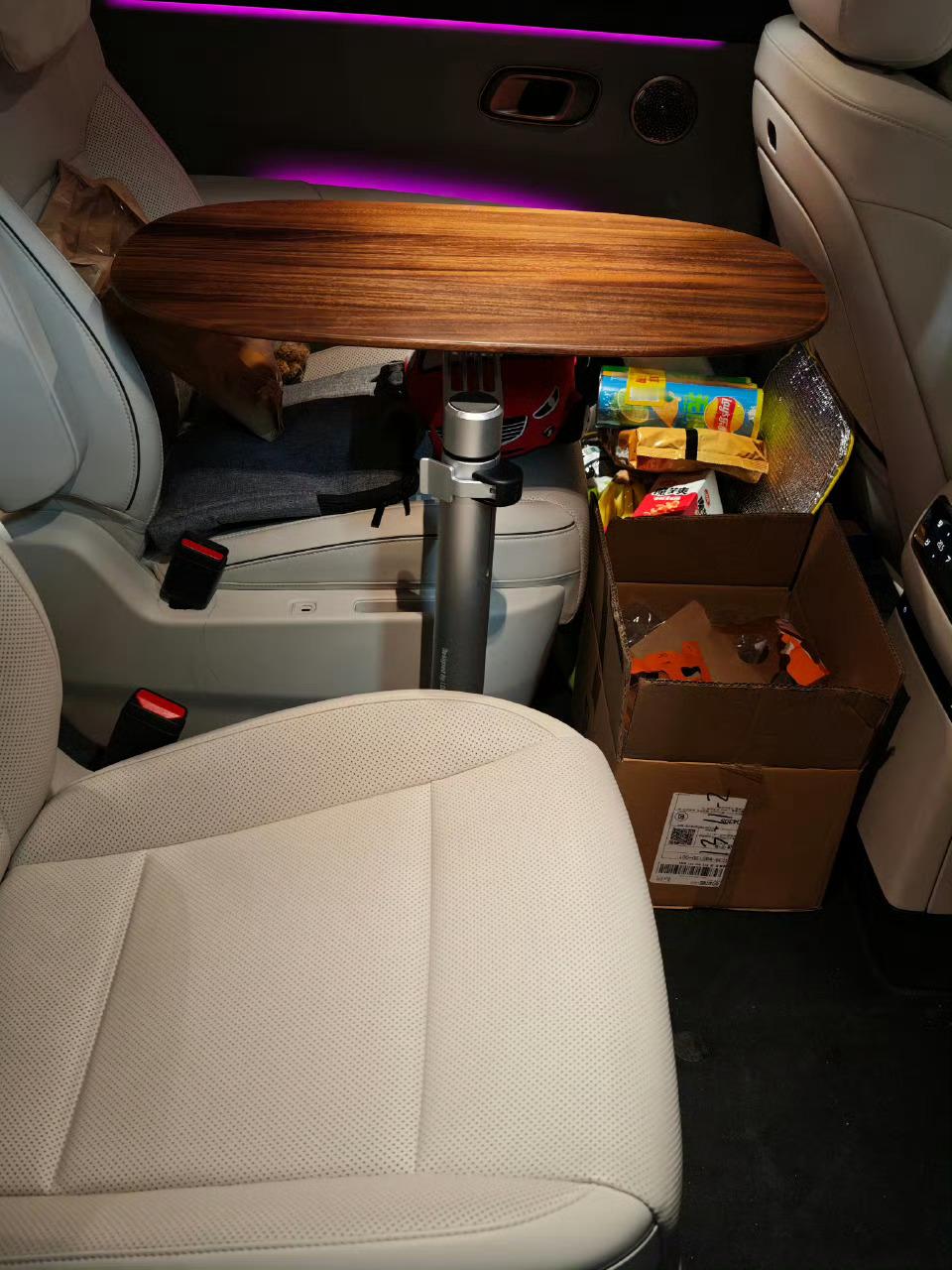 上次拍摄看到我车里的大桌板说感觉很不错想拥有，真去买了一个小桌板，让本不富裕的宝