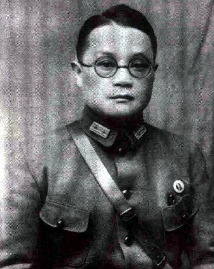 1949年深夜，上将潘文华推开房门，死死盯着正在调试发报机的七姨太。潘文华没有掏