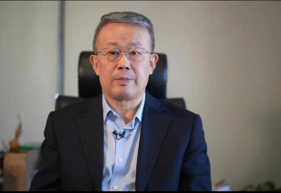 项立刚先生开导老粉丝。近日，项立刚先生说中国的科技实力超过美国，其老粉丝对此深有