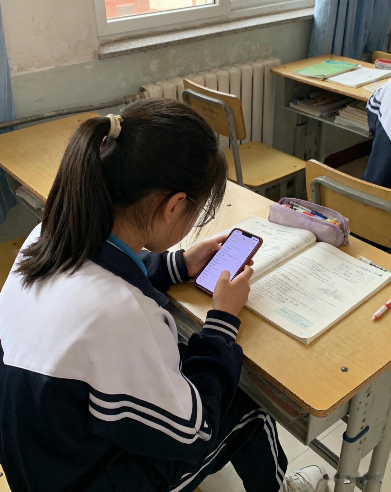 “26岁女生考公失利后彻底摆烂，姑姑好心劝说反被怒怼：多管闲事！”