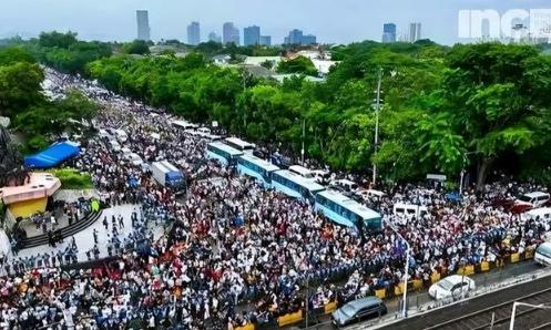 彻底乱套了！菲律宾首都直接炸锅民众围堵总统府谁造成的？马科斯四处挑事疯狂捅马蜂窝