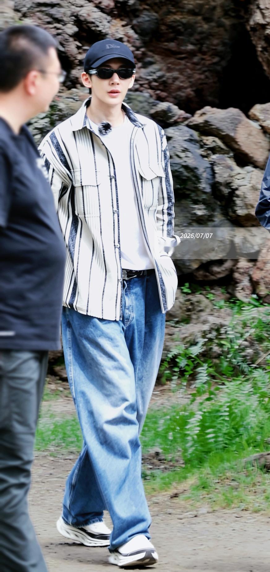 邓为花少8回答粉丝问题D少说旅游会自己搭配好衣服，想象一下，在风景如画的旅途中，