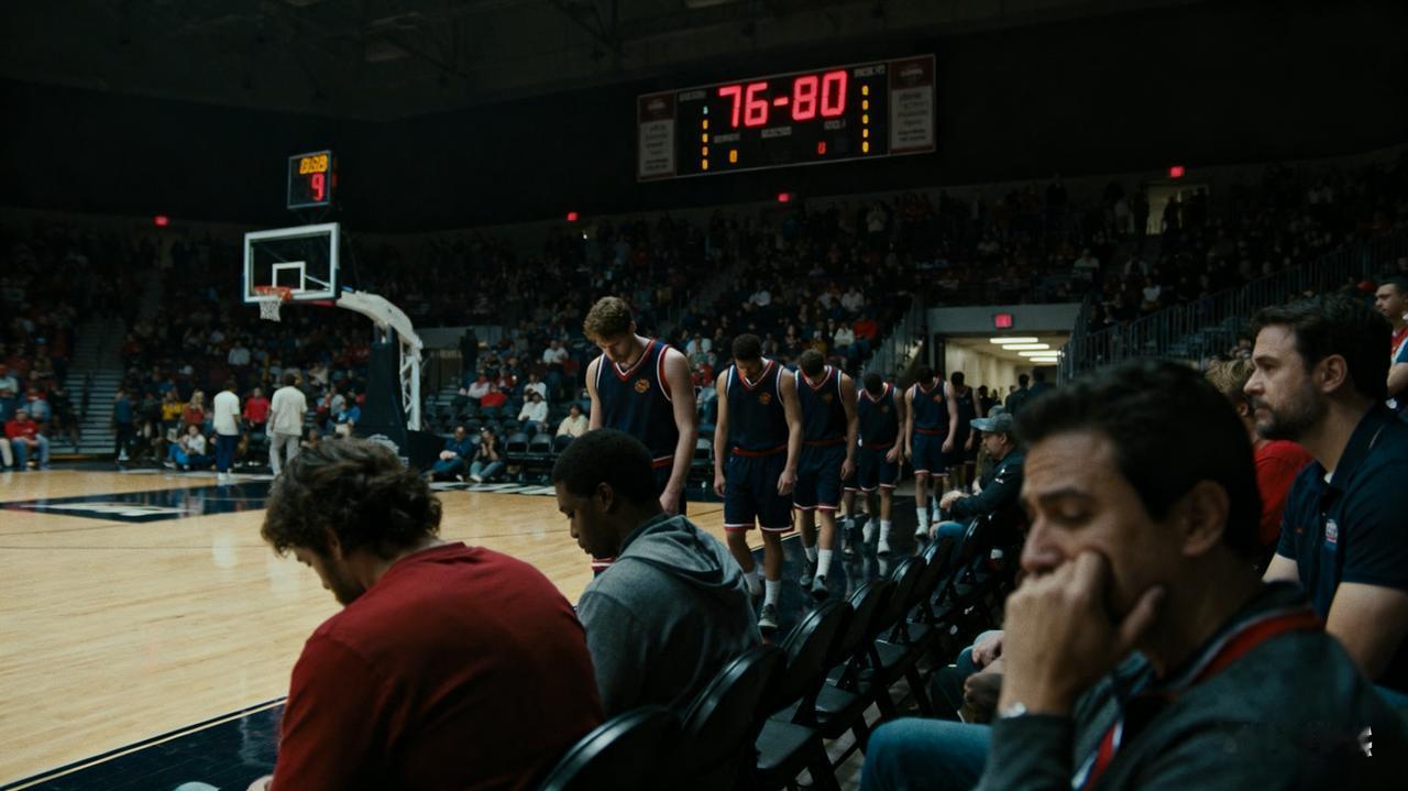 主场76-80惨败！男篮这球看得人窒息终场哨响的瞬间，体育馆里的欢呼变成沉