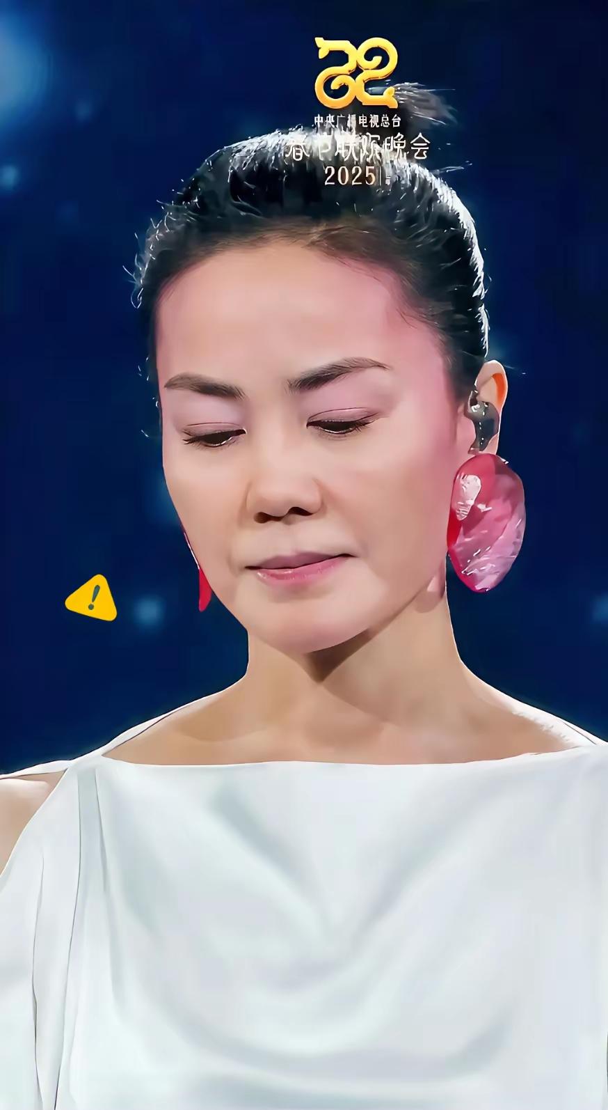 王菲真是娱乐圈独一无二的存在。56岁的她，不被婚姻束缚，谈着小11岁的男朋友，活