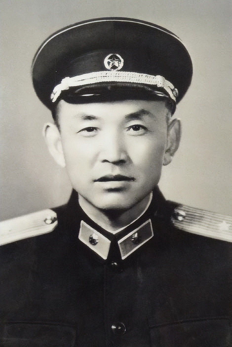 1951年，140师参谋长黎原因为打仗太厉害，资历却不够，军长为了提拔他，接连调