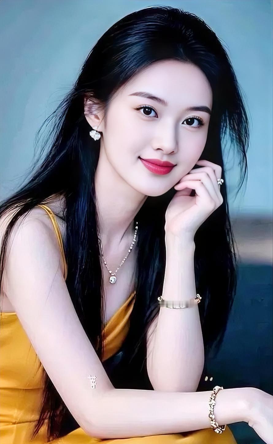 《暖阳轻倚的时光》暖黄丝缎，轻裹温柔气息长发如瀑，漫过肩头的静托腮浅
