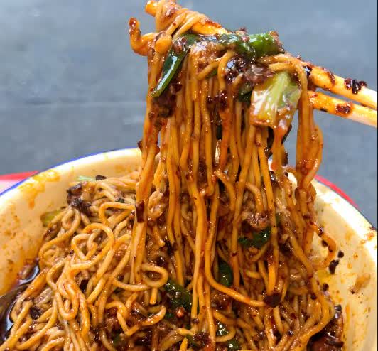 一碗面，店家换了个浇头给别人吃！上海女子获悉后怒吼：我嘴破了，万一他有乙肝呢