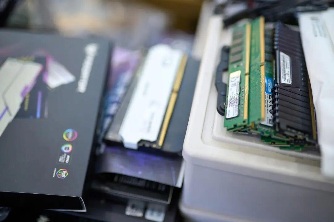 内存条疯涨超黄金！半年翻倍，装机党哭了，谁在背后推波助澜？年初180元的D