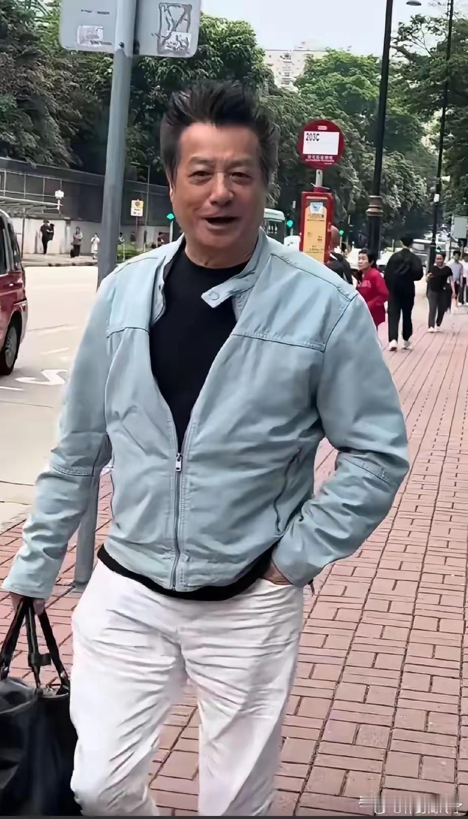 天呐，差点没认出来，帅哥迟暮，我们的男神也老了。