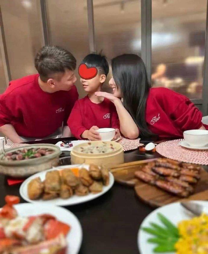 陶喆真是再一次证明，娶妻要娶年纪小的，你老了，她还美得赏心悦目。江佩蓉比陶喆小