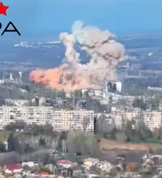 俄军又开始不讲武德了，使用一枚1.5吨Fab-1500重磅炸弹！轰炸了乌军武装部