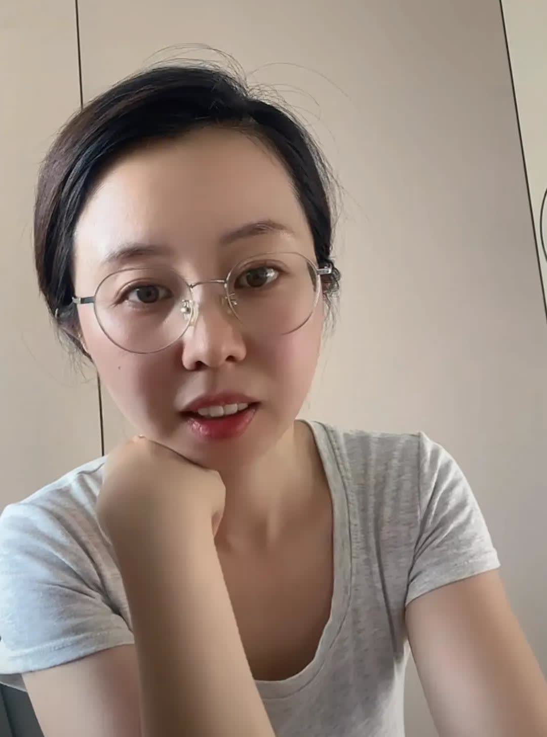 对于熊磊昨天晚上说蛋糕的言论！今天田静快下播时，有网友传话，熊磊又说你们