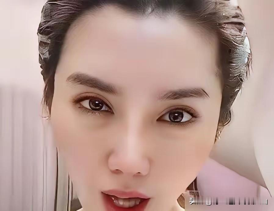 据说退社弟子小薛的工资是杨议给补发的！相声社挂着杨议的名字，实际经营权却不在他手