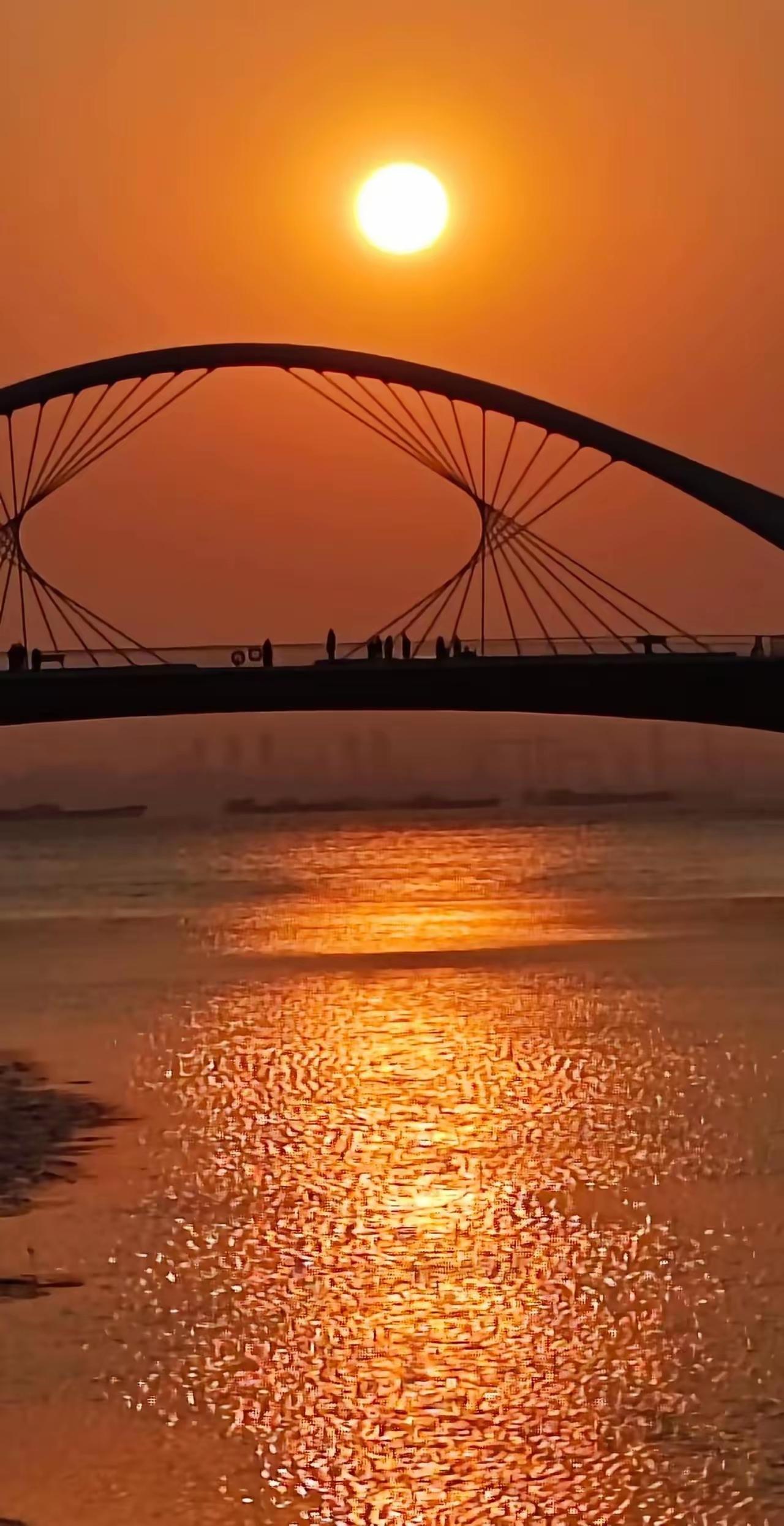 夕阳无限好，只是近黄昏夕阳西下，滨海湾风景好美，已经成为很多人的打卡地。看一场