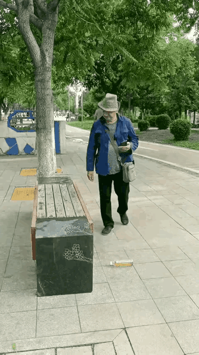 大爷不是我说你，陌生人留下的半瓶水怎么能喝呢？