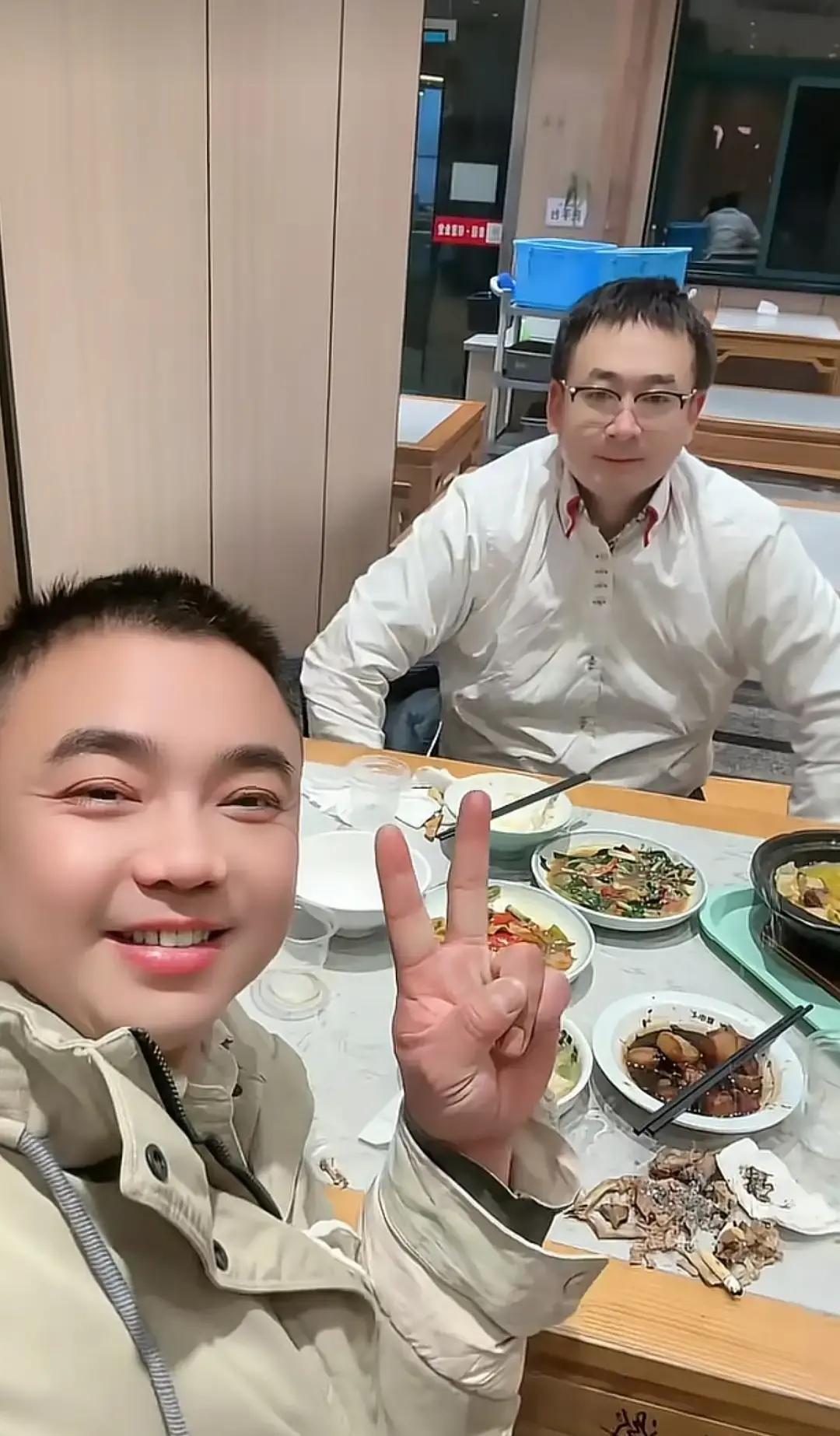 张献春和星球坐早班高铁到，给许敏案作证。老张掏出一部旧手机，里面有段2022