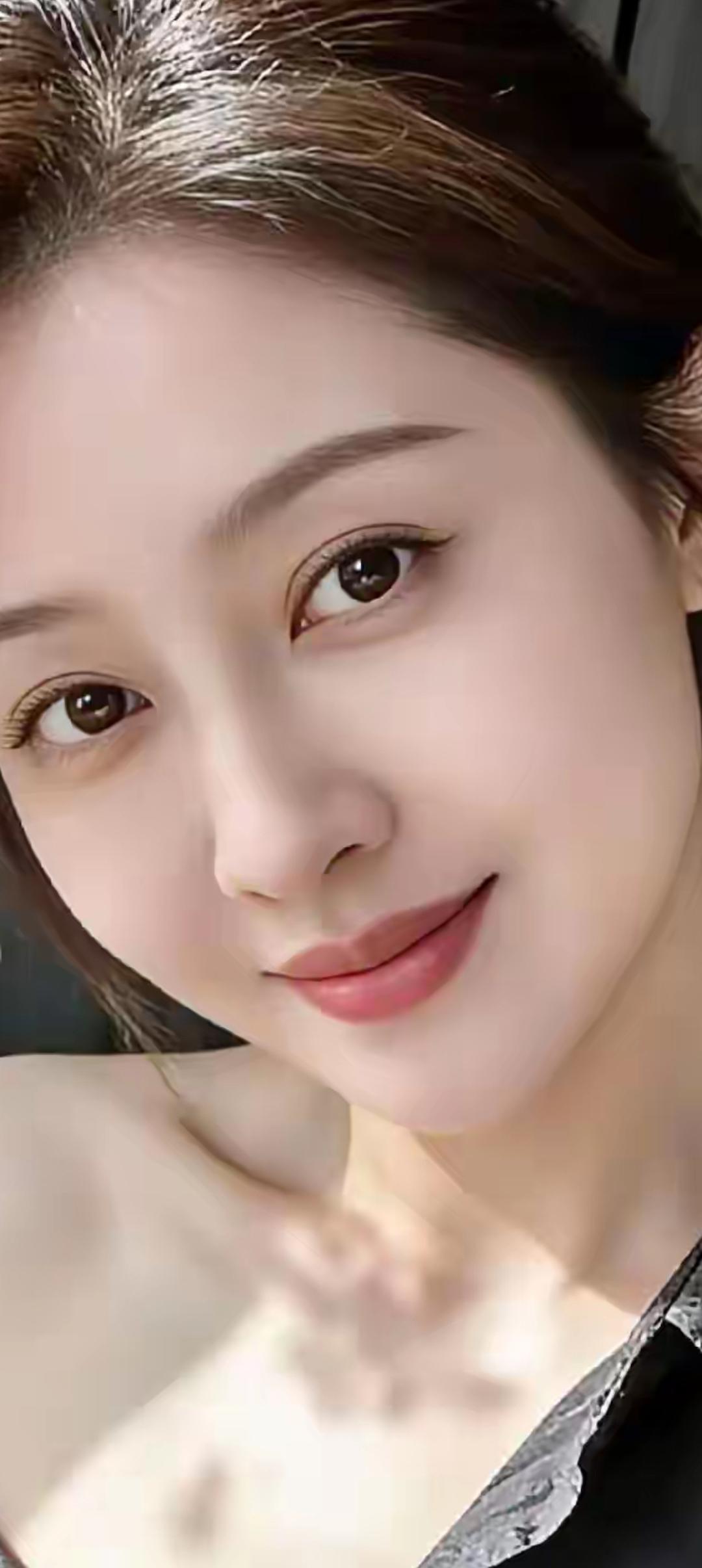 甜美笑容，元气满满的一天！😊✨