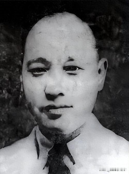 1978年，几个干部找到正在矿上看仓库的老头，满脸堆笑："老首长，当年的事查清了