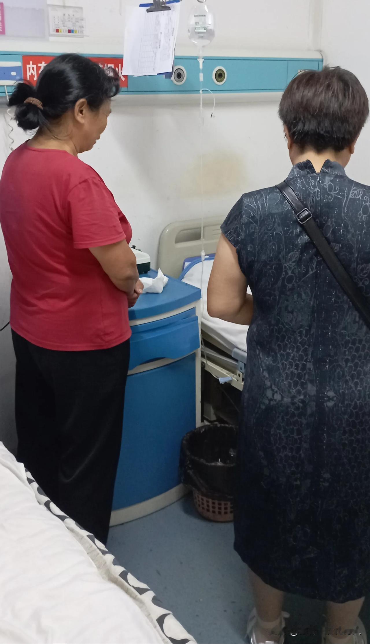 在我们老家的一家医院，有两位信基督的老年妇女，好象吃了饭没事做，在各个病房转悠，