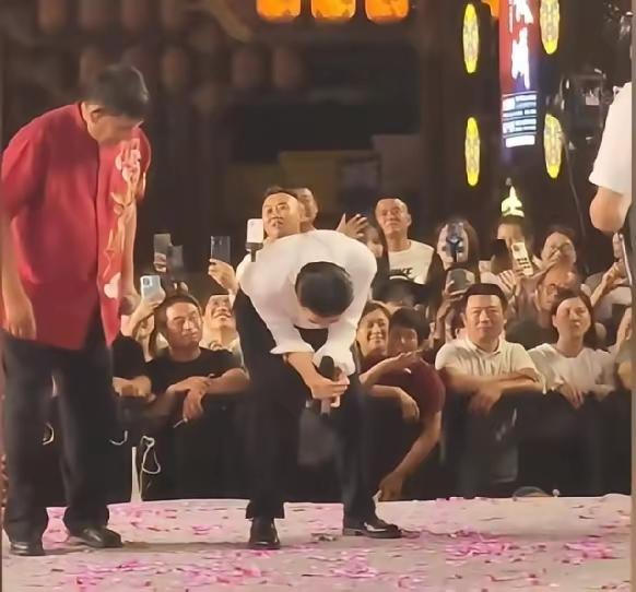 朱之文看郭有才的眼神，就像看那个出洋相的猴子！俩人同台，郭有才实在是让朱之文