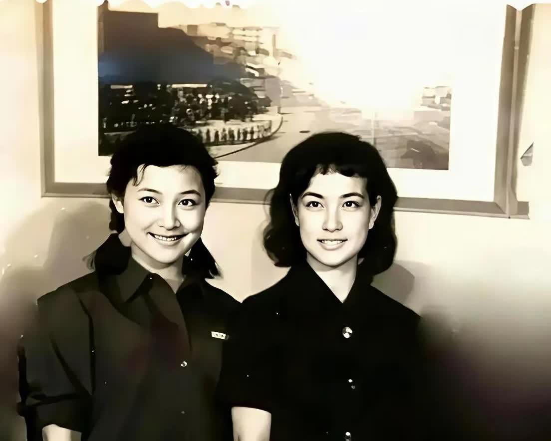 挖到1979年《小花》珍贵幕后！唐国强化身摄影师，镜头定格刘晓庆、陈冲两位“妹妹