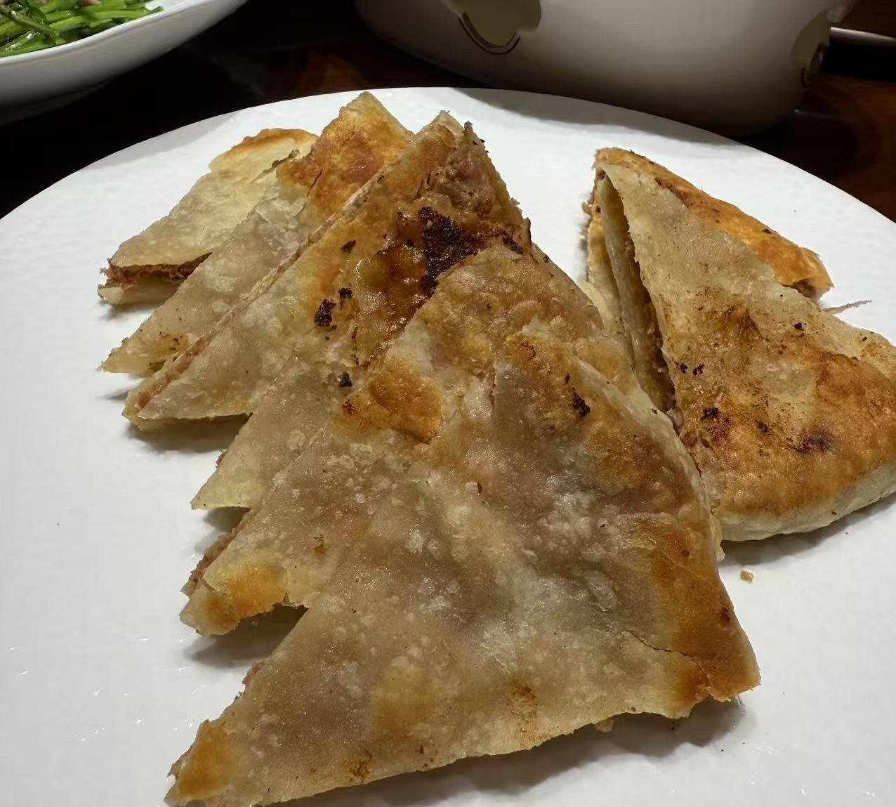 到济南的第一顿饭我带闺女溜达着到了泰和丰闺女问：“你还挺熟悉。”哈哈哈，我说