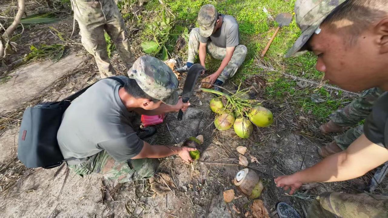 那个地方是我当时做梦都想离开的地方，但是只有那里的快乐是最纯粹的军旅生活橄榄绿