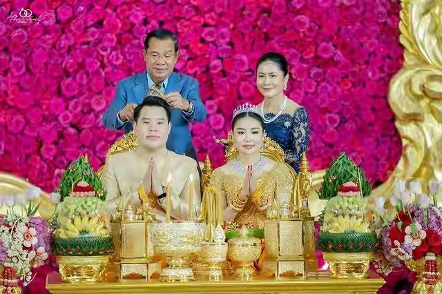 洪森夫妇参加婚礼，新娘不穿婚纱，新郎不穿西装，他们的打扮华丽又缅甸。