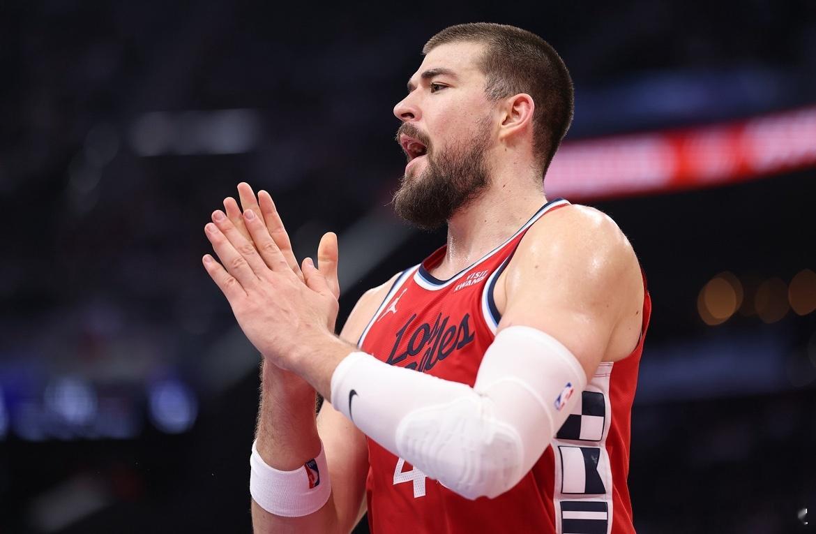 快船的记者太败人品了！尼德豪泽命中一个三分，快船记者LawMurray发推阴阳