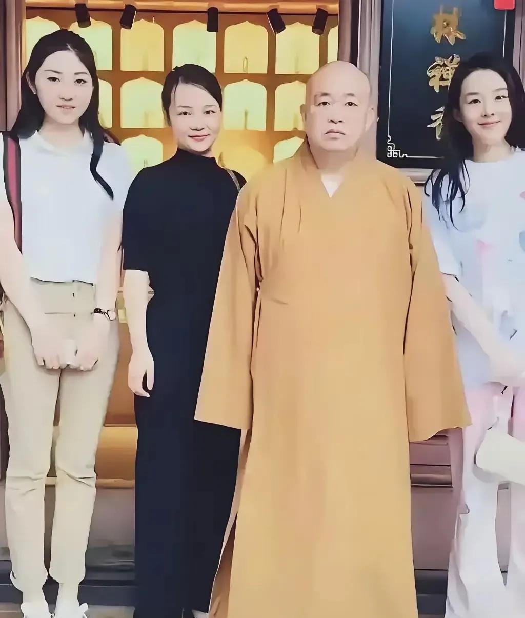 不知道其貌不扬的释永信有什么本事能令诸多超级明星膜拜。明星们求法师帮忙做法事开