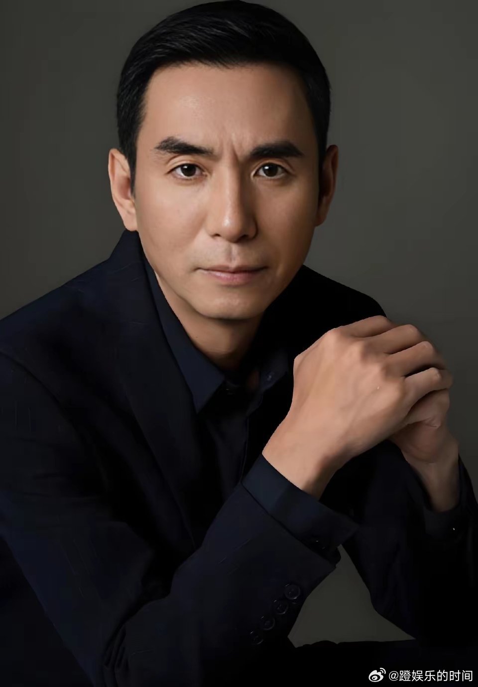 杨紫获最佳女主角奖，最开心的莫过于这个男人了，不是她爸爸也不是张一山，而是慧眼识