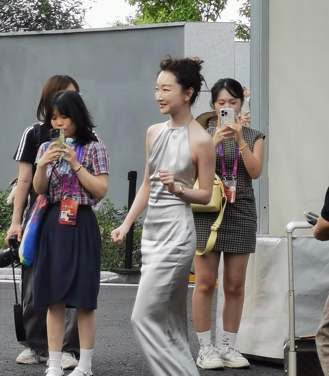 周冬雨出席活动，这身材太差了，好像小学生一样，选的裙子也好难看，真的一言难尽！