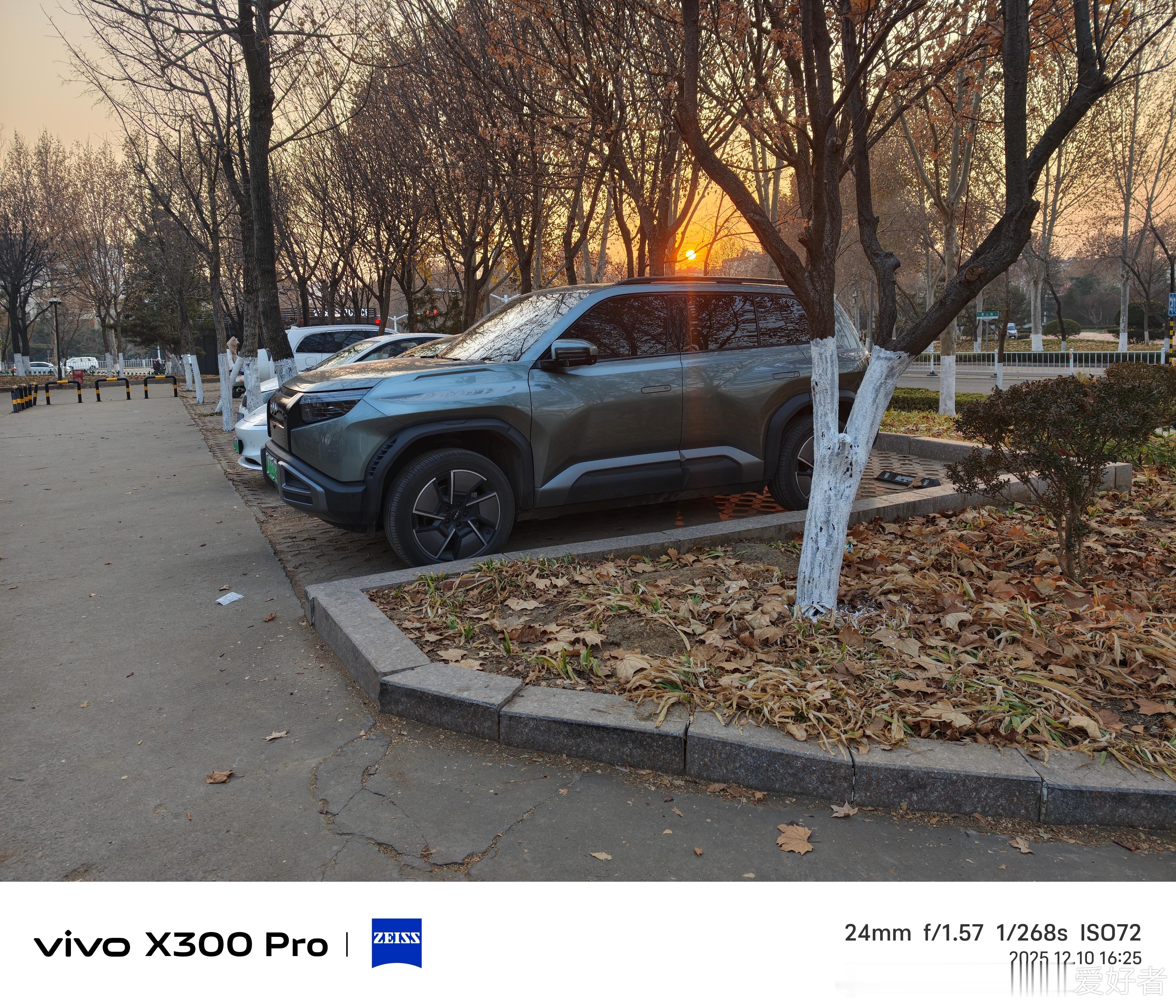 再次碰到方程豹钛3实车，仔细看了一圈外观设计。我发现这个车漆质感挺好的，看上去不