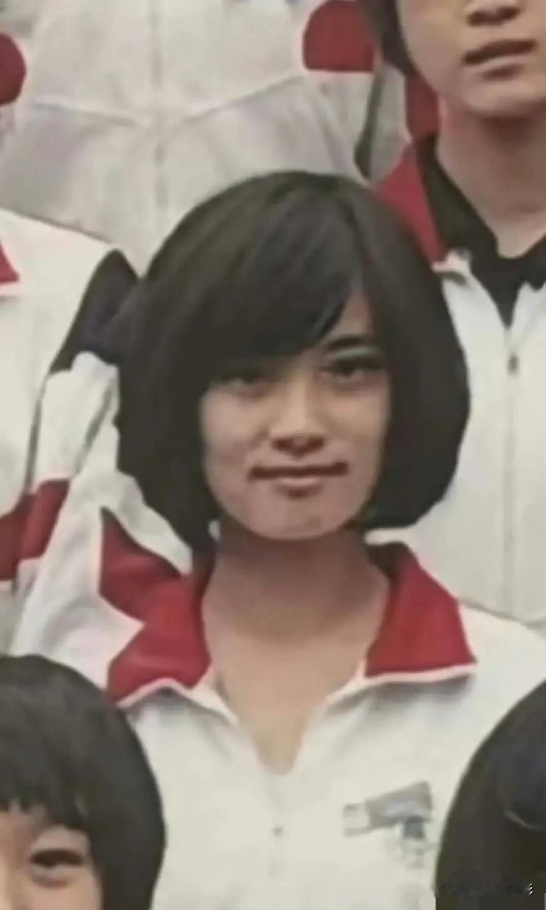 年少对比高下立判，孟子义更具备天生的明星底子。她学生时代素颜出镜，立体骨相、浓颜